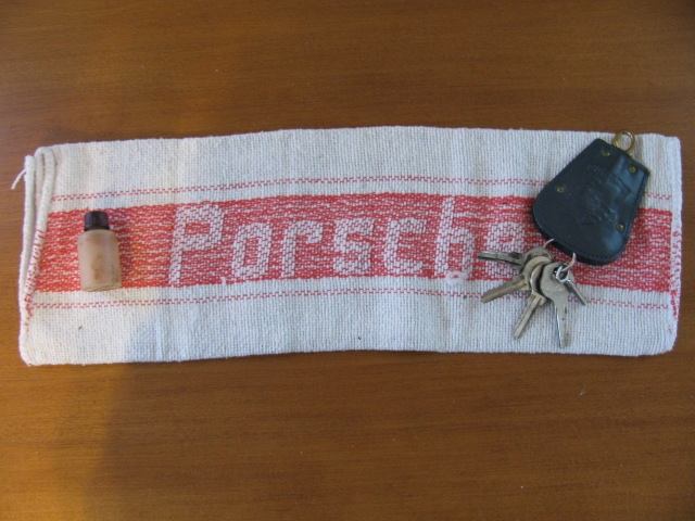 Click image for larger version

Name:	3.Original1961GlycerinBottleKeyFobandKeys.JPG
Views:	45
Size:	204.9 KB
ID:	10641