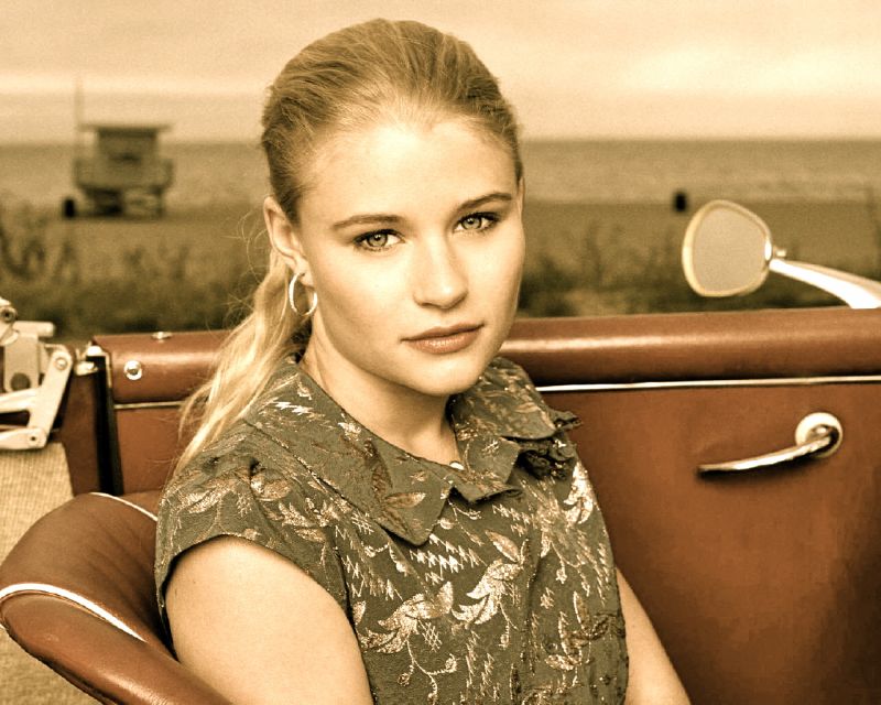 Click image for larger version

Name:	Emilie-de-Ravin-22.jpg
Views:	120
Size:	88.1 KB
ID:	32484