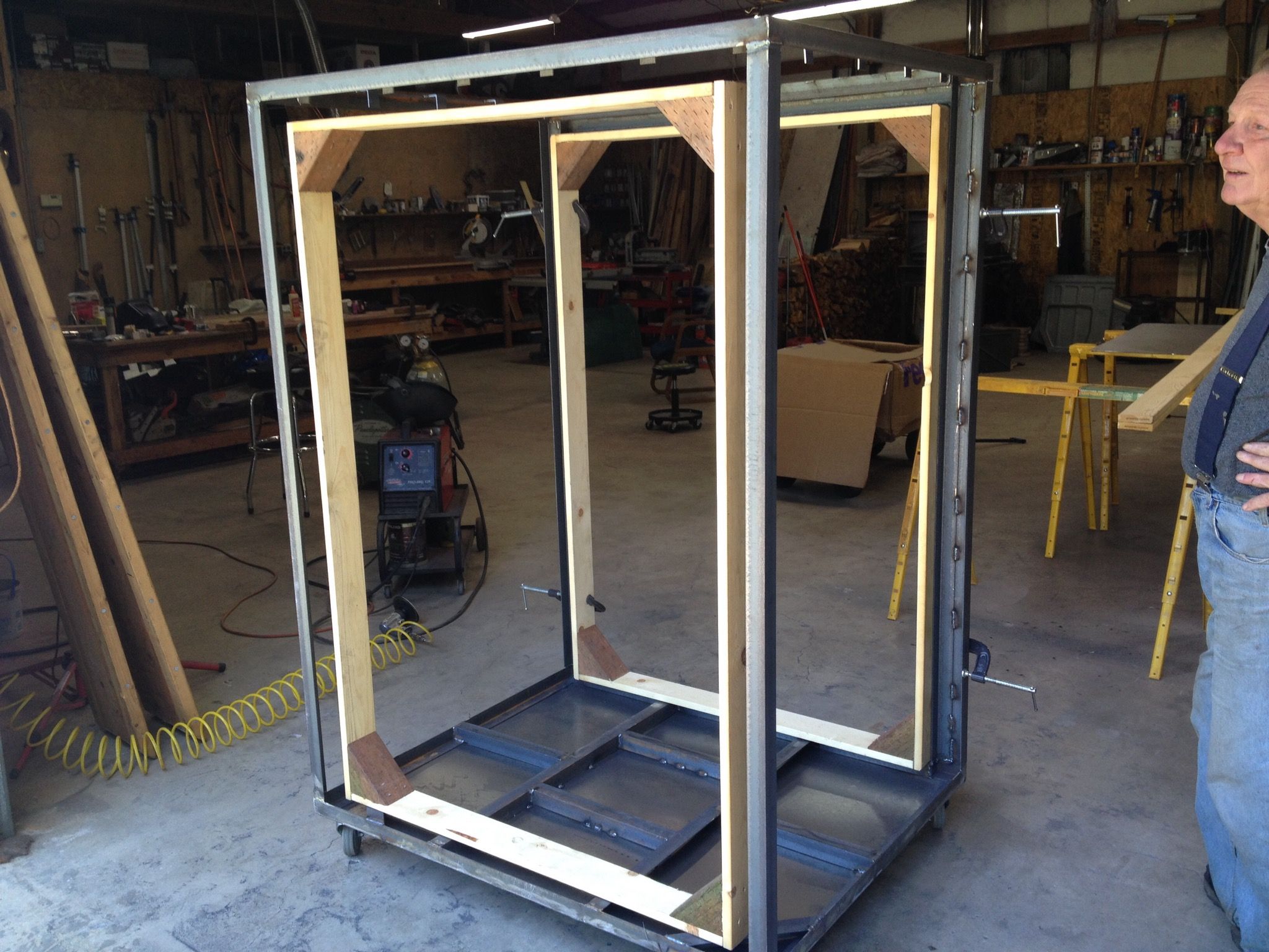 Outer frame with wood buck for the liner