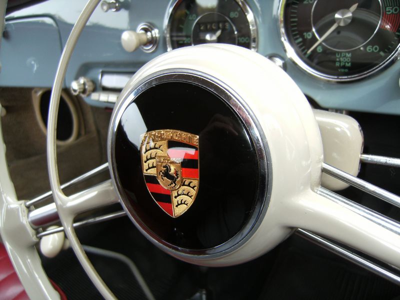 Click image for larger version

Name:	2013_1075ferrarialex7thsteeringwheel006.jpg
Views:	502
Size:	67.9 KB
ID:	31308