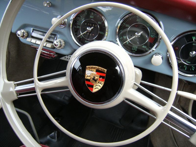 Click image for larger version

Name:	2013_1075ferrarialex7thsteeringwheel017.jpg
Views:	482
Size:	83.7 KB
ID:	31311