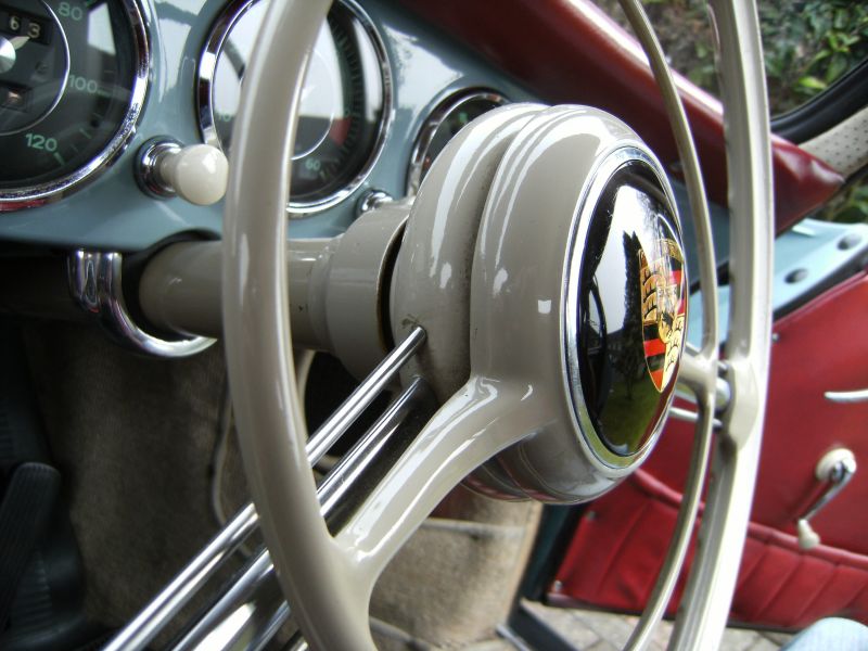 Click image for larger version

Name:	2013_1075ferrarialex7thsteeringwheel010.jpg
Views:	476
Size:	76.1 KB
ID:	31309