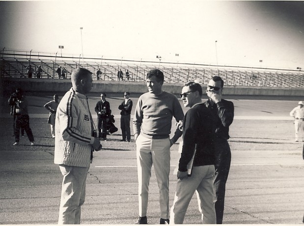 Click image for larger version

Name:	15.CarrollShelbyDaytona1964.JPG
Views:	55
Size:	173.5 KB
ID:	95401