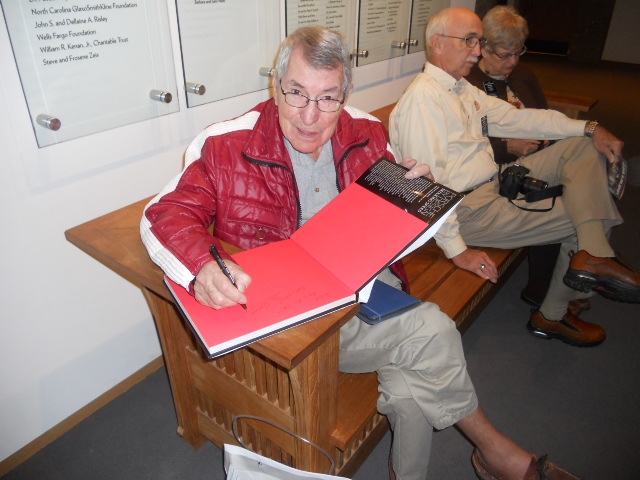 Click image for larger version

Name:	60.VicElfordSigningChrisMyBooks.JPG
Views:	92
Size:	248.3 KB
ID:	29097